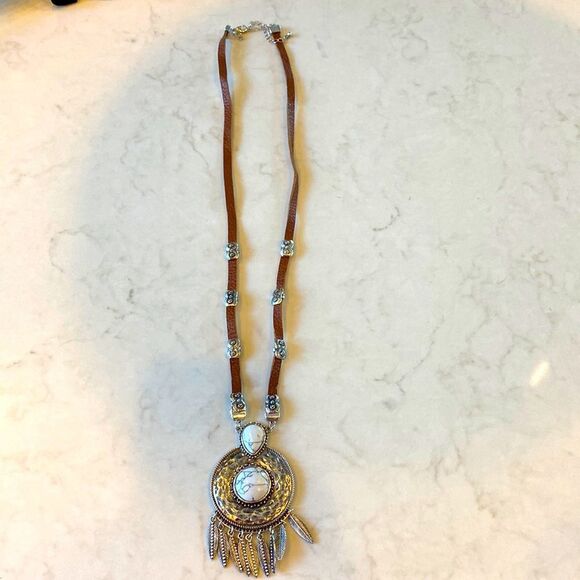 Boot barn brand faux white veined Carmel leather silver concho brand new - Picture 1 of 3